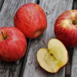 「りんご」のカロリーと糖質はどれくらい？りんごの「ダイエット効果」と「糖質」が高くなる食べ方の注意点とは？