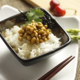 ｢納豆+酢」を組み合わせて食べると「脂肪の蓄積を防ぐ」効果がある？その理由と効果を高める食べ方とは？
